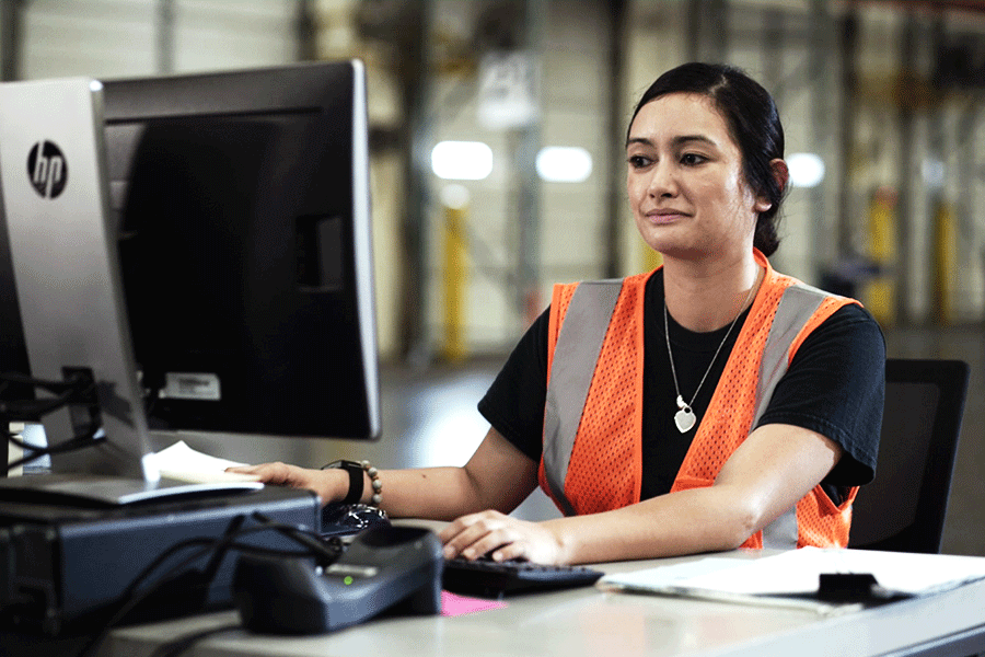 Ryder E-commerce employee working at their desk